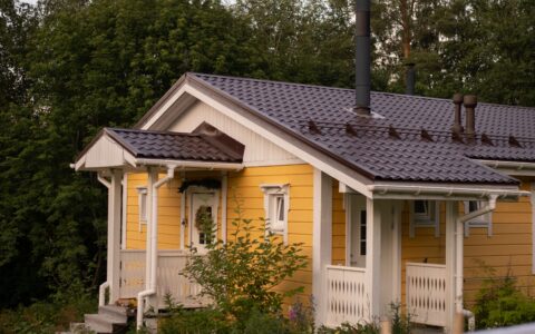 PRIDE-valmennukseen osallistuneen sijaisperheen keltainen koti, jonka edustalla on ripustettuna narulle valkoisia liinoja kuivumaan