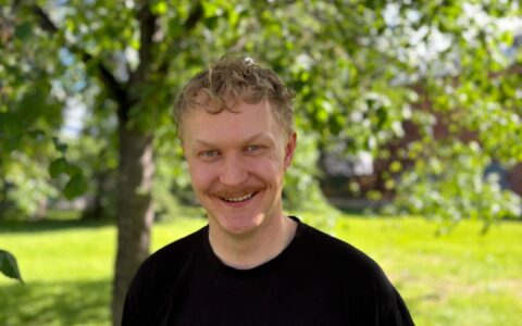 Sijaisperheessä kasvanut Jonne Pankinaho hymyilee kameralle