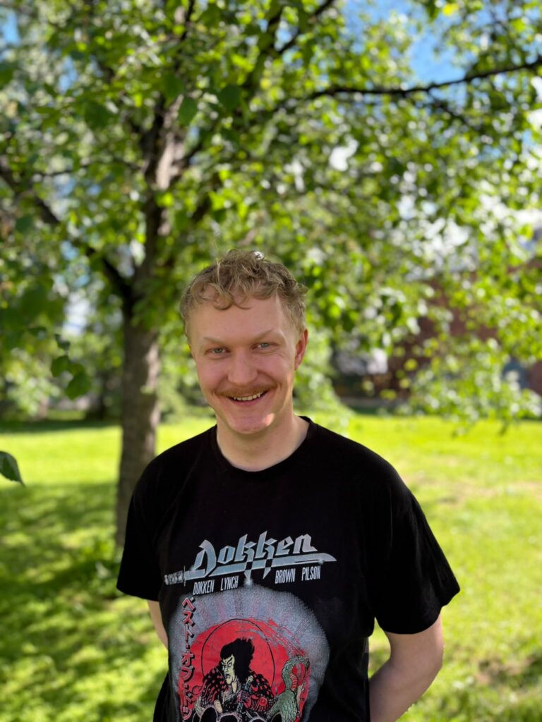 Sijaisperheessä kasvanut Jonne Pankinaho hymyilee kameralle